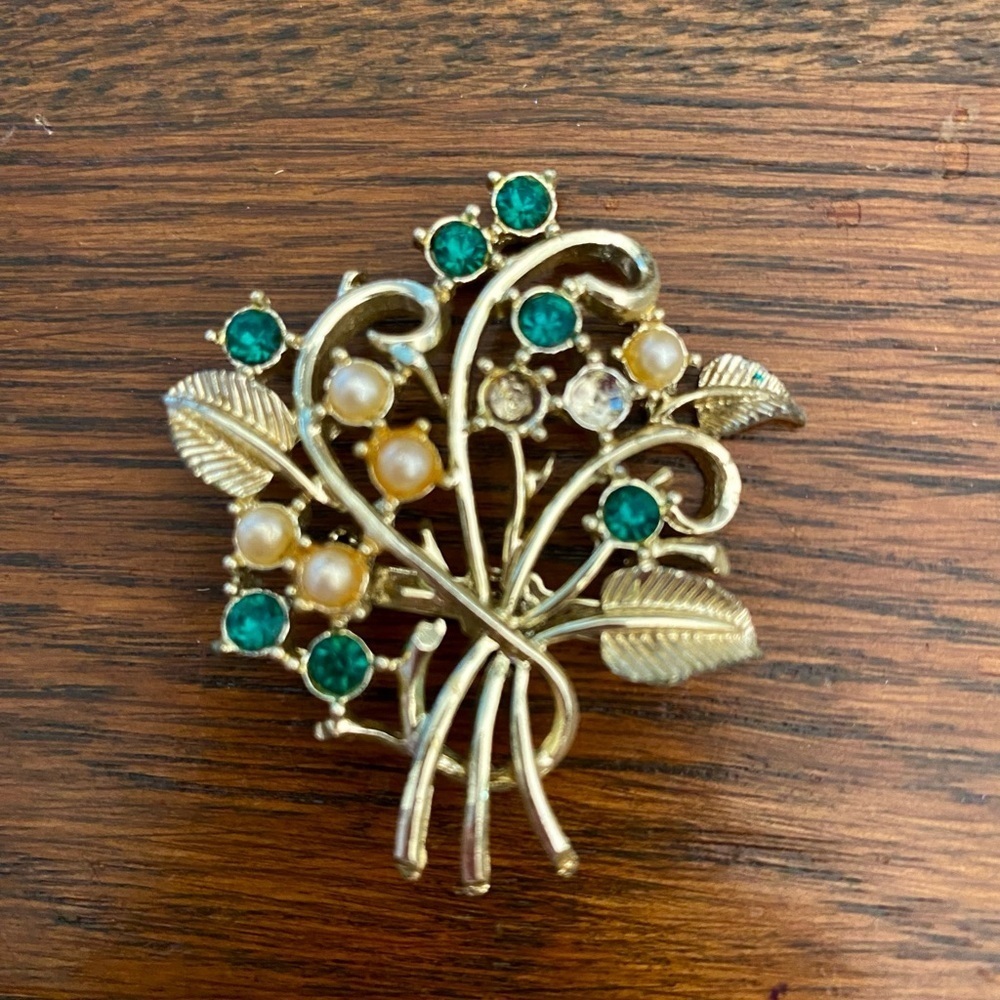 Vintage emerald and pearl brooch